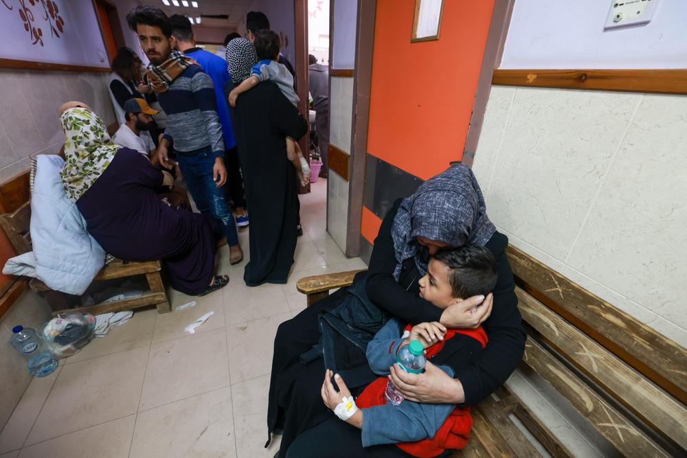 Patients and people sheltering in Al Aqsa hospital in Middle Area, Gaza. Palestinian Territories, 29 November 2023. © MSF