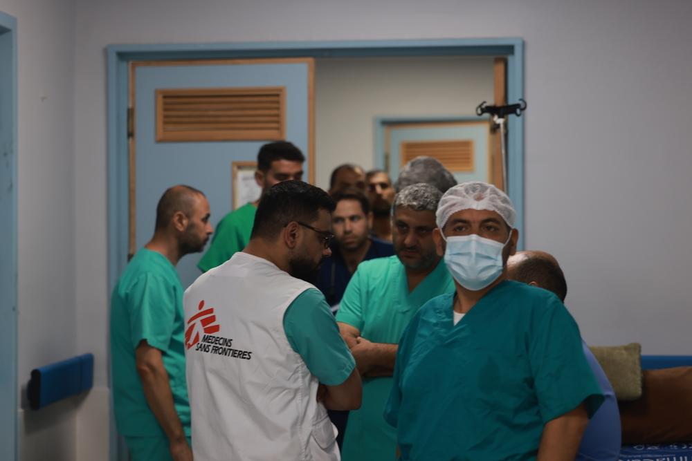 Palestinian MSF doctors discussing before operation for war injured inside Nasser hospital in November 2023. © MSF