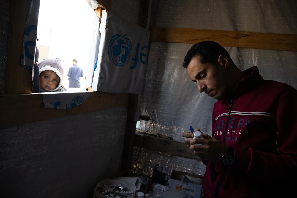 Medical staff in Gaza often work from makeshift health facilities where patients have to queue for hours to get assistance. Palestinian Territories, March 2023. © MSF