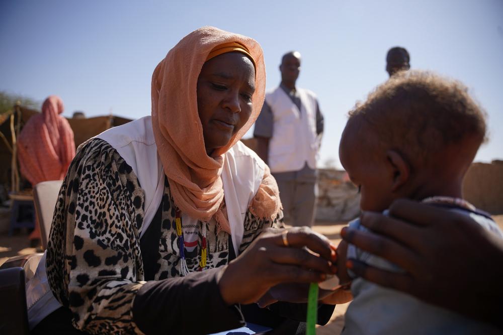 A Doctors Without Borders staff measuring the mid-upper-arm circumference (MUAC) for a child in Zamzam camp, North Darfur, Sudan. © Mohamed Zakaria