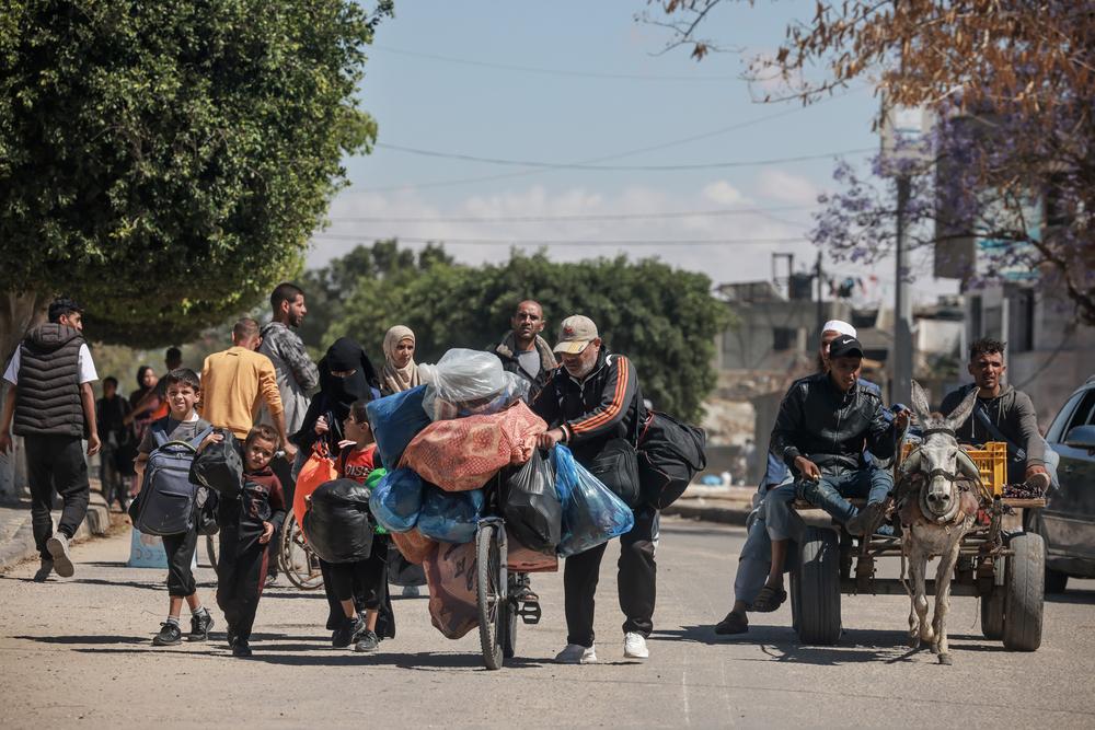 Displaced Palestinians in Rafah in the southern Gaza Strip carry their belongings as they were forced to leave following an evacuation order by the Israeli army. Palestine, 6 May 2024. © MSF