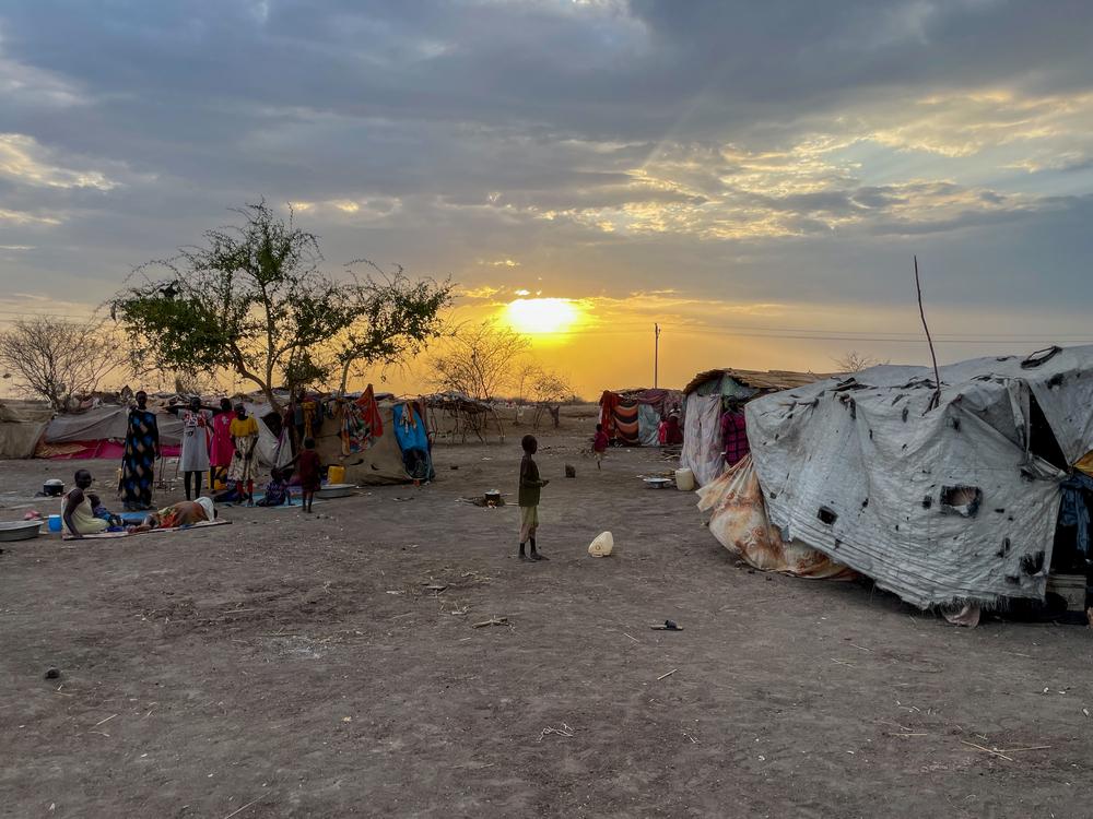 View of the precarious shelters at sunset in the Transit Centre. South Sudan, March 2024.