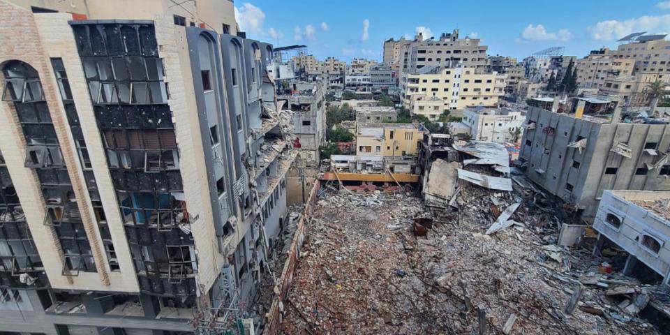 无国界医生诊所附近的加沙市街区建筑物被摧毁全貌。摄于2024年6月。© MSF