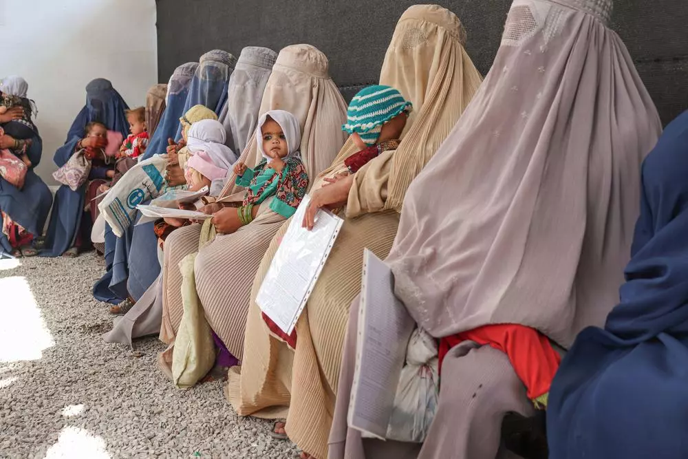 Women sitting in the waiting area outside MSF’s Ambulatory Therapeutic Feeding Centre (ATFC) in Kandahar.