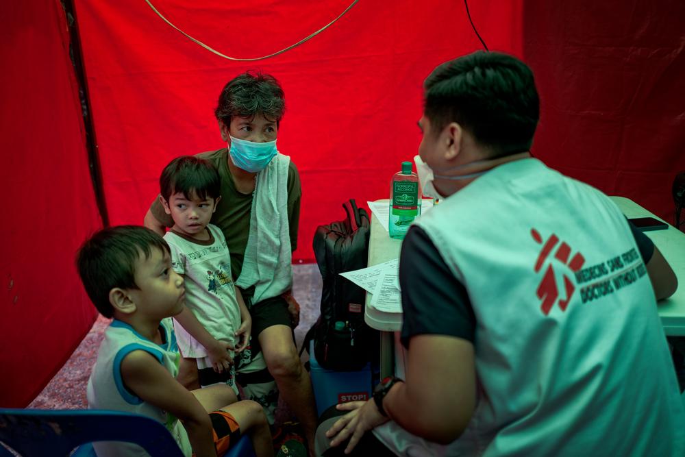 Agustina with her grandsons Clark and Ion during a medical evaluation at one of Doctors Without Borders active case finding sites for tuberculosis in Tondo, Manila. © Ezra Acayan, 2023.