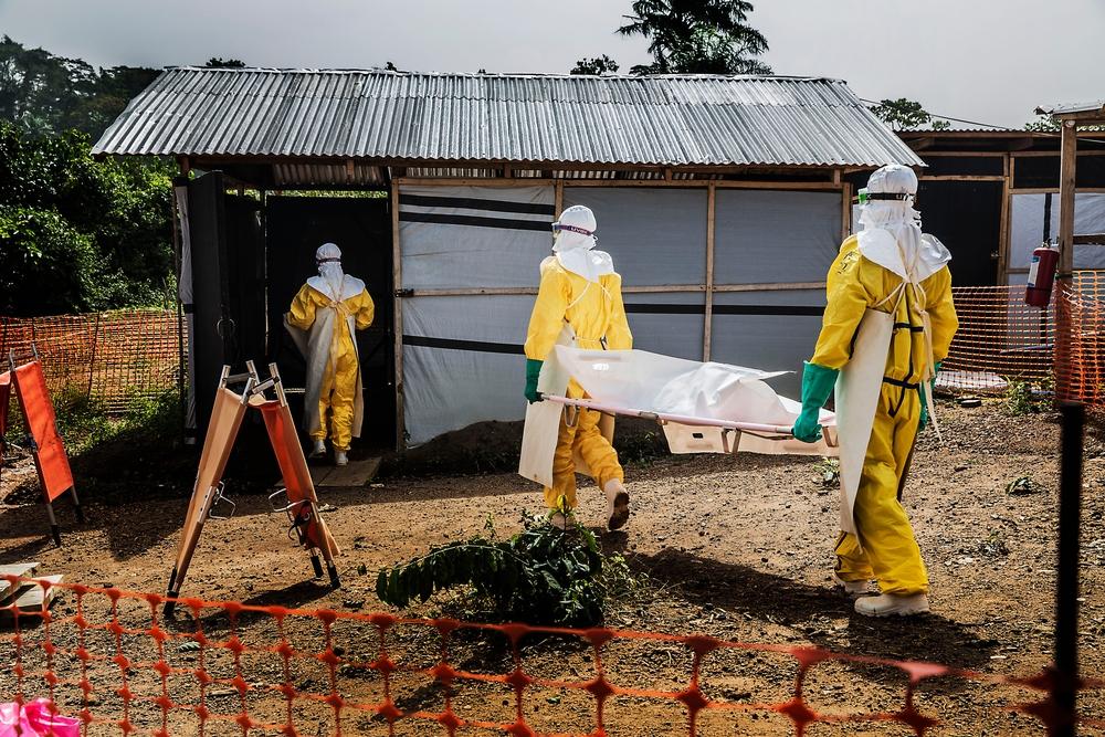 Ebola, 10 years after the largest outbreak in history. In the picture, MSF staff members carry a deceased Ebola patient to the morgue. 