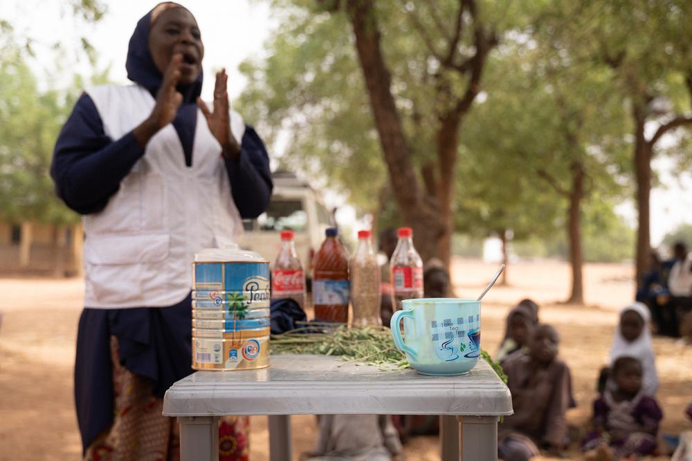 A Doctors Without Borders health promotion supervisor in Kebbi, conducts a Tom Brown recipe demonstration in Maishaka village, Kebbi State, North West Nigeria.