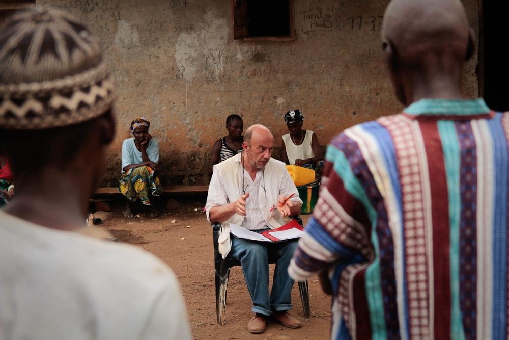 Epidemiologist Michel Van Herp explains to the population in Gbando what is Ebola and how to avoid transmission.