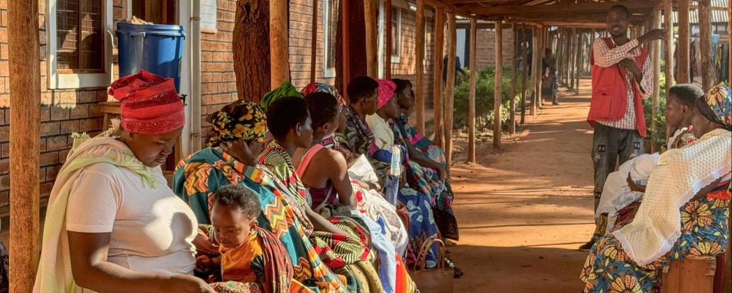 Health promoter Bayubahe Jerome provides expectant mothers with prenatal care information in Nduta Camp Hospital. 