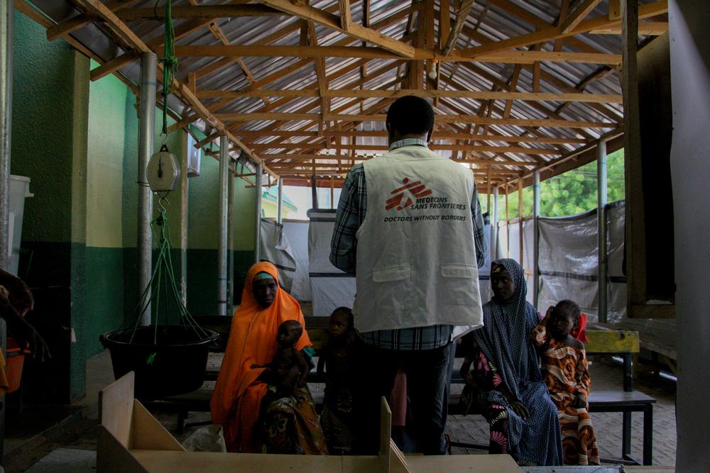 Doctors Without Borders' nurse speaks to the caregivers at the triage of the inpatient therapeutic feeding centre in Zurmi general hospital, Zamfara state. Nigeria, May 2024. © Abba Adamu Musa/MSF