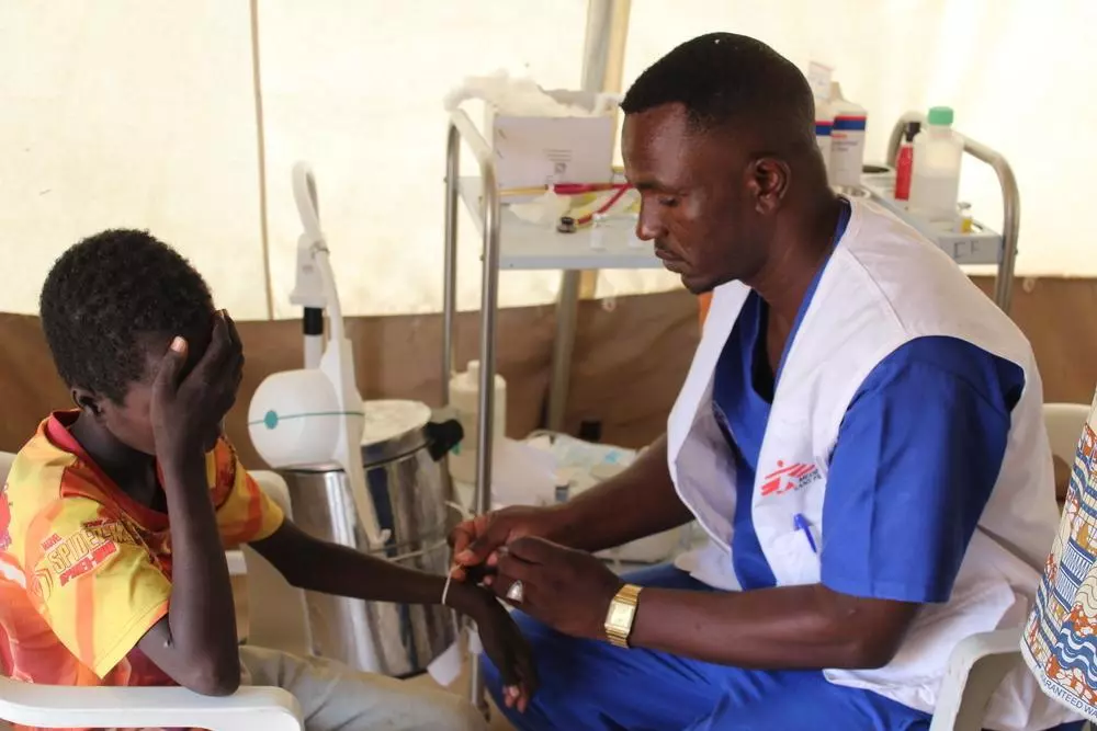A nurse attends to a patient in the ER department at the MSF clinic in Zamzam Camp, North Darfur