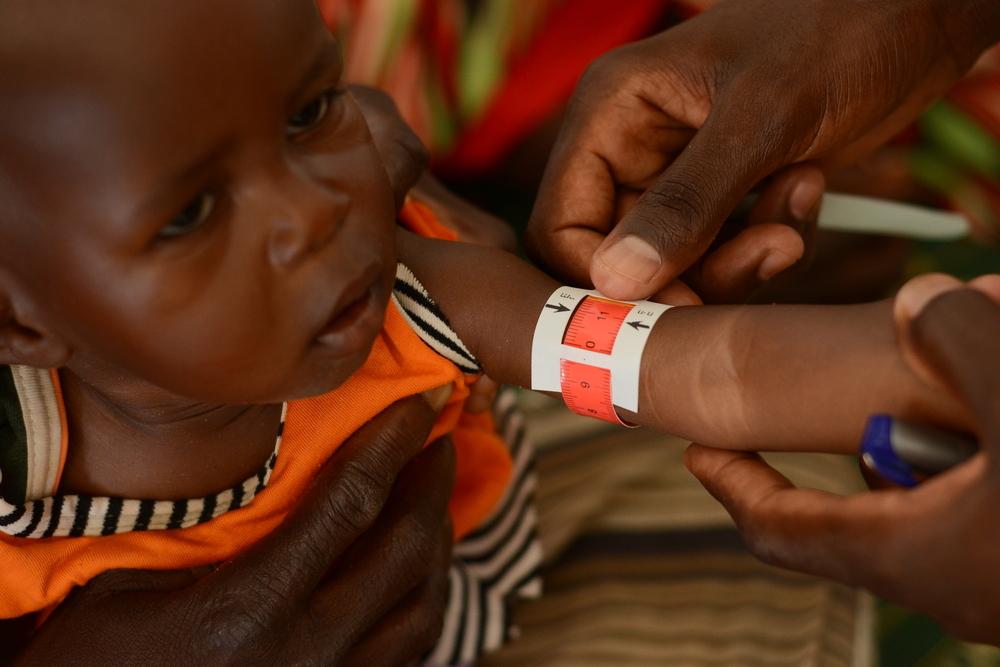 A child undergoes a MUAC screening in the ATFC at the MSF clinic in Zamzam Camp.