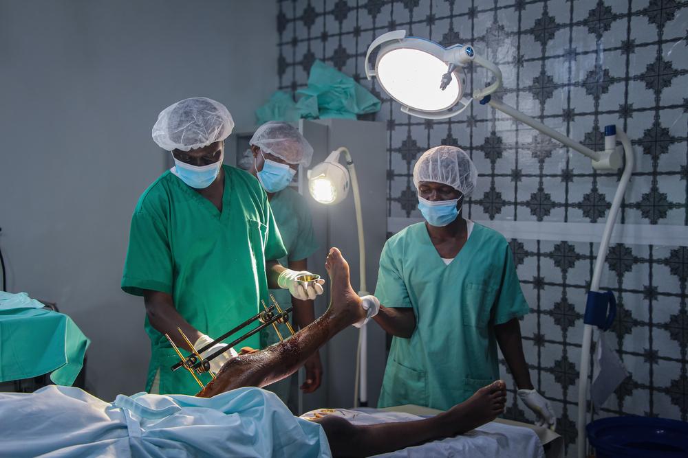 In the operating theatre of the Salama clinic in Bunia, a team of surgeons and anaesthetists from the Ministry of Health and MSF work together to treat trauma patients.