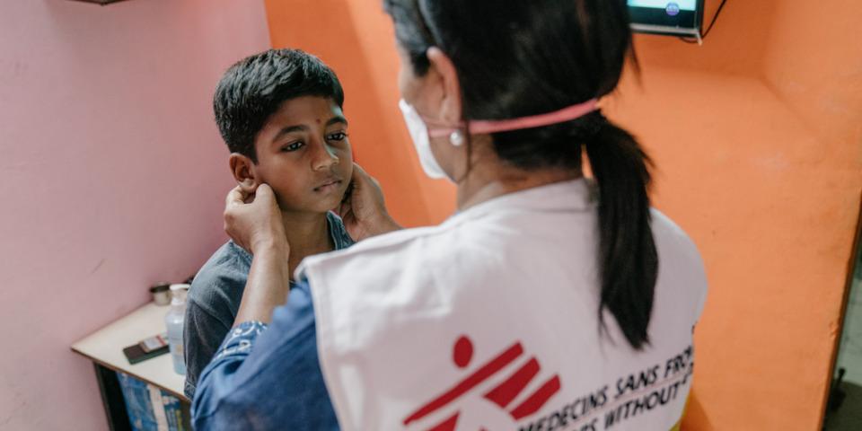 Prachi, an MSF nurse does a physical examination​ of Vedant, brother of Vaishnavi, a 7-year-old DRTB (Drug Resistant Tuberculosis) patient from Thane, Mumbai.​