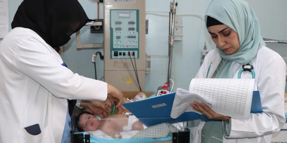 Dr. Tamana Eshanzada, an MSF doctor, during a round of check-ups on patients in the Neonatal Intensive Care Unit at Mazar-i-Sharif Regional Hospital.