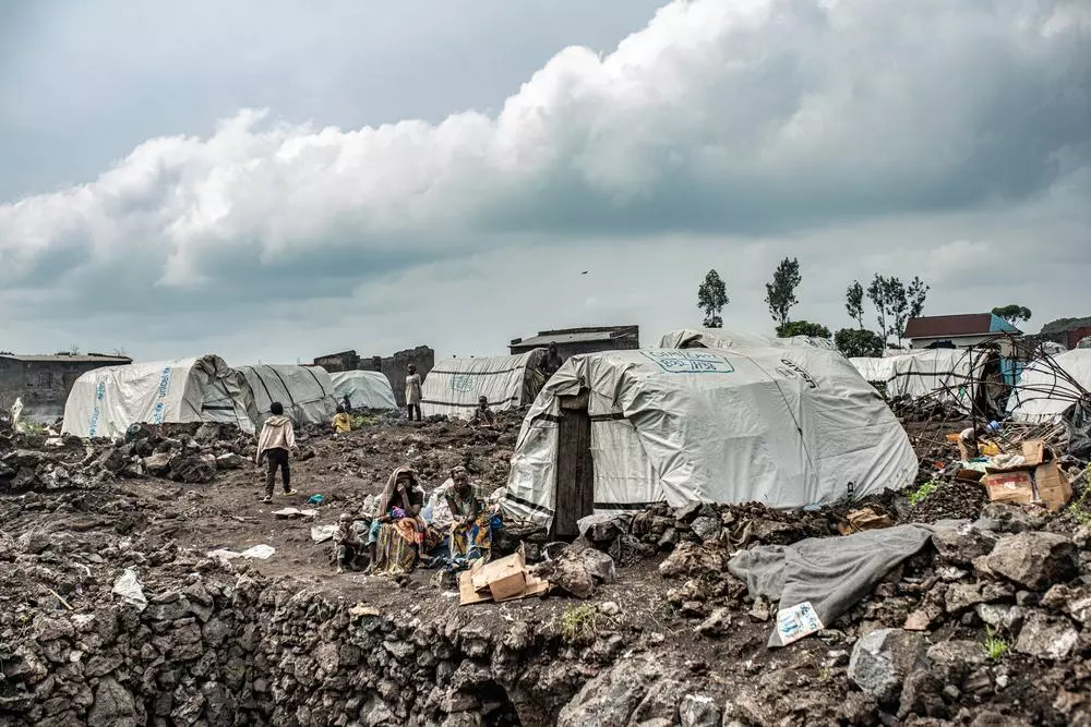 Numerous internally displaced people in the Bulengo camp, located next to Goma, are leaving the camp, while others are staying, sometime too afraid to hit the road
