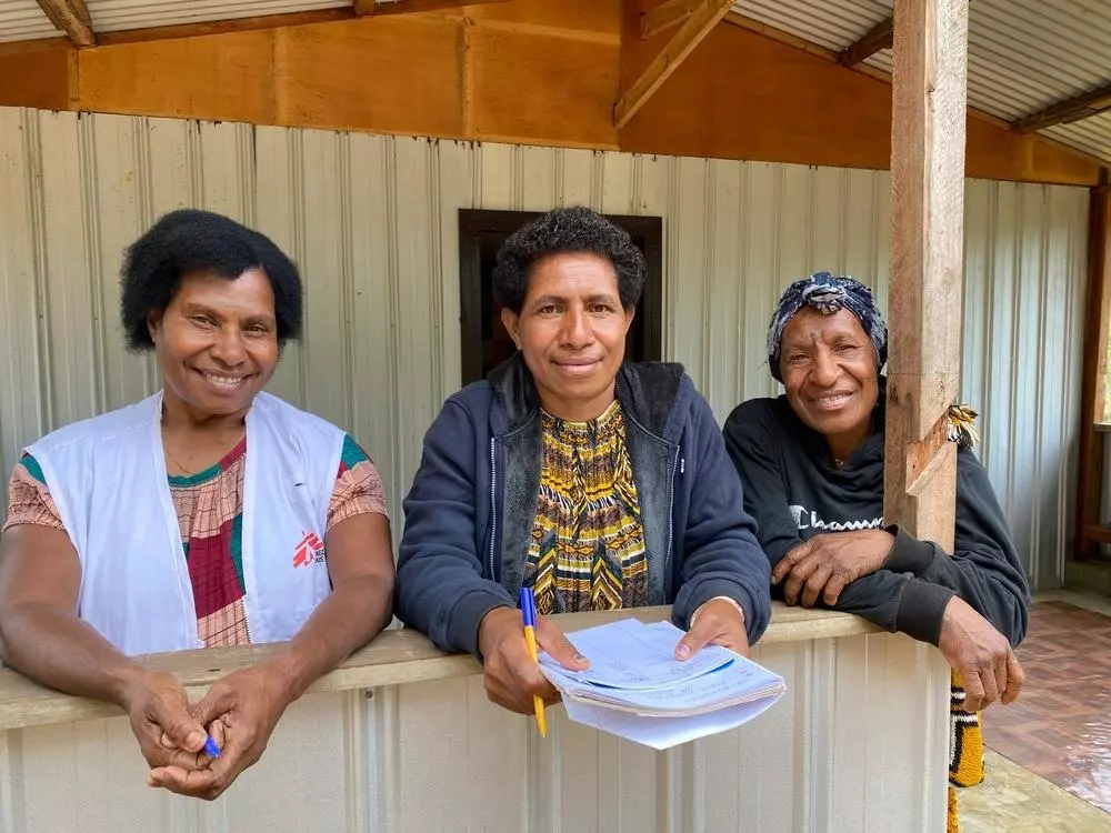 MSF staff and village health volunteer work to strengthen existing healthcare services for survivors of violence in Papua New Guinea