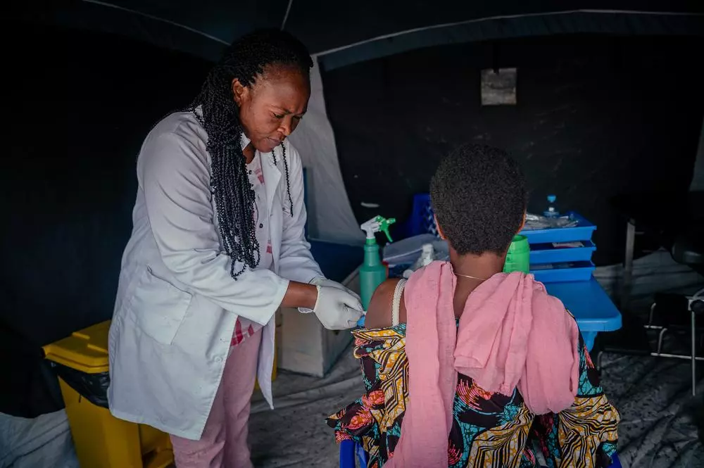 An MSF nurse administers a shot