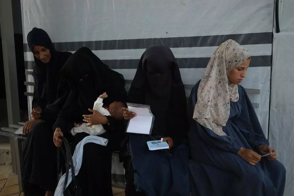 Pregnant and breastfeeding women who are suffering from malnutrition are waiting for their follow-up in MSF’s Attar health centre