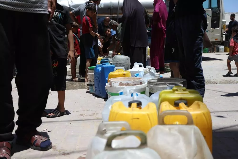 People queuing for water with jerrycans