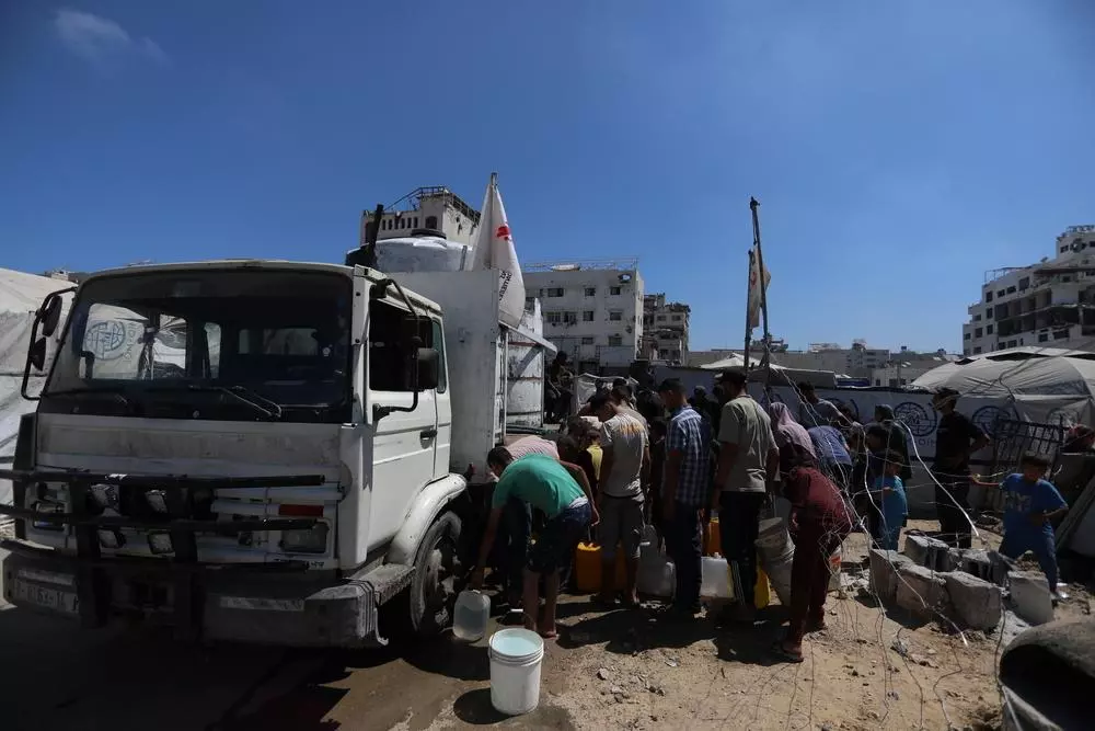 People collecting water from MSF truck