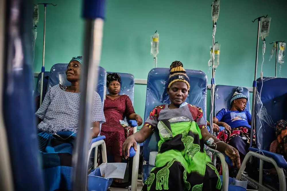 恩昆耶（Aliyanesa Nkunye）在伊利沙白中央医院接受化疗期间表示：「在开始治疗之前，我非常痛苦，晚上无法进食也无法入睡。自从开始治疗后，我感觉好多了。」相片摄于2022年12月。© Diego Menjib