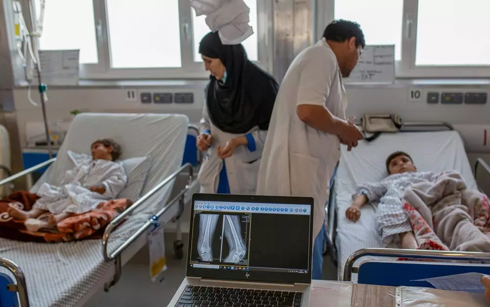 Every morning, MSF medical staff assess the condition of the patients in the inpatient departments in Kunduz hospital, Afghansitan.
