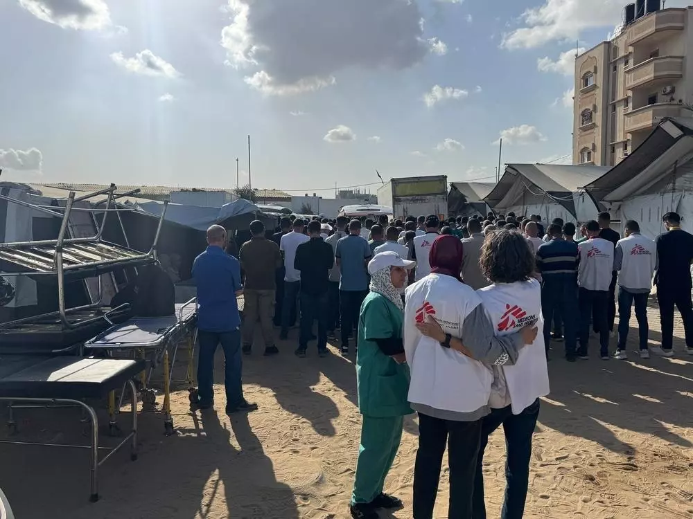 Crowd at Nasser hospital