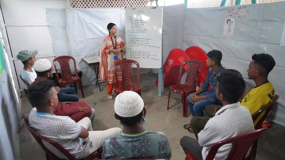 An MSF staff member conducting in regular mental health sessions with Rohingya youth
