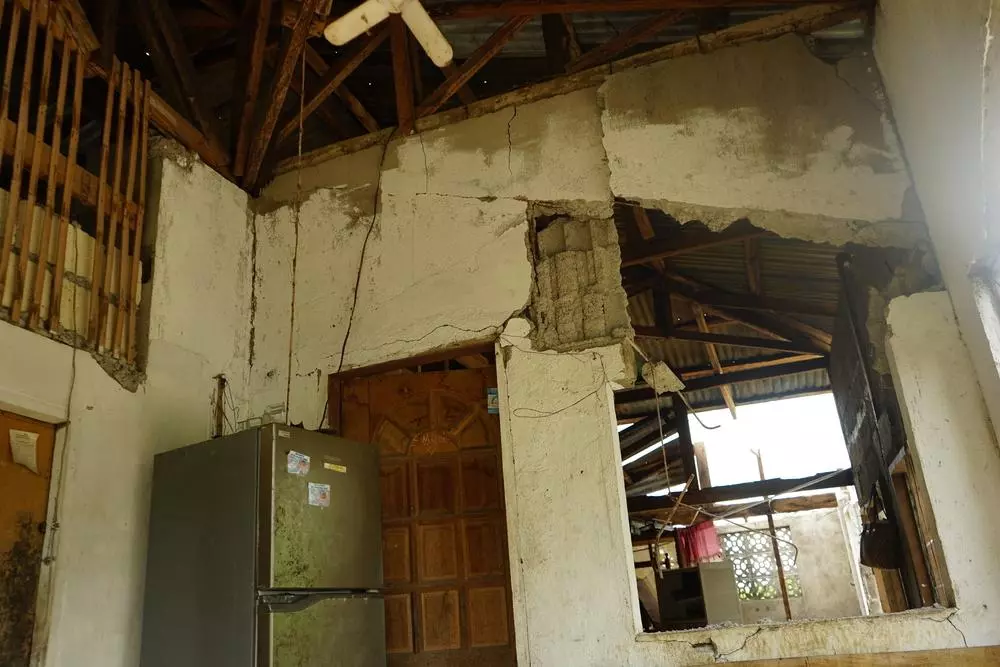 Structural damage to a residential building in Brgy Bili, Borbon. Philippines © Regina Layug Rosero/MSF