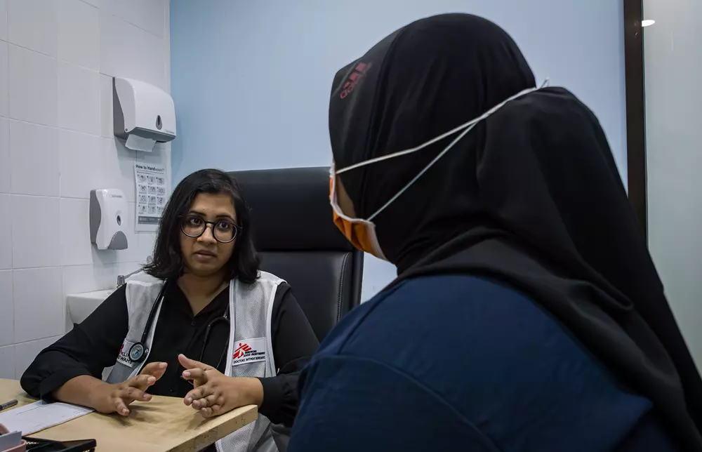 MSF doctor talking to patient