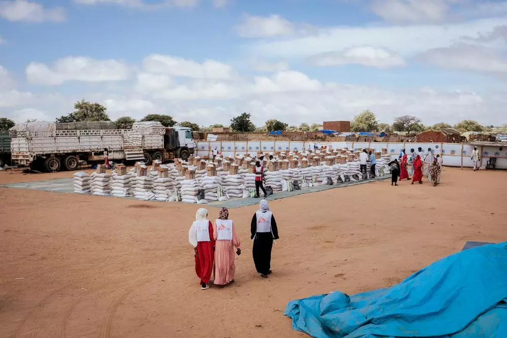 Food and hygiene kit distribution in Adré