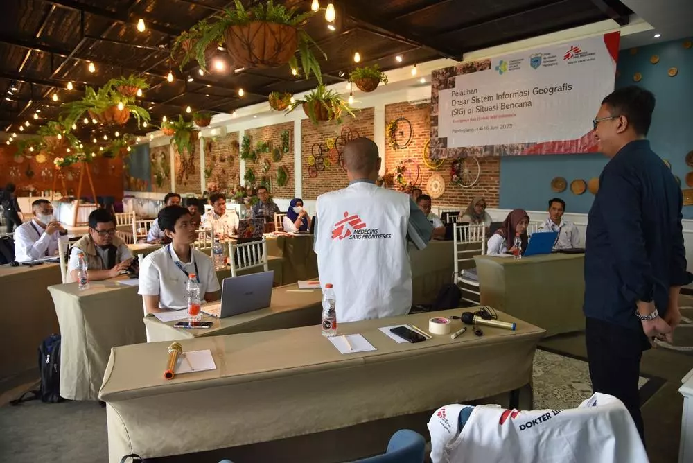  the MSF trainer give explanation during the Emergency hub session