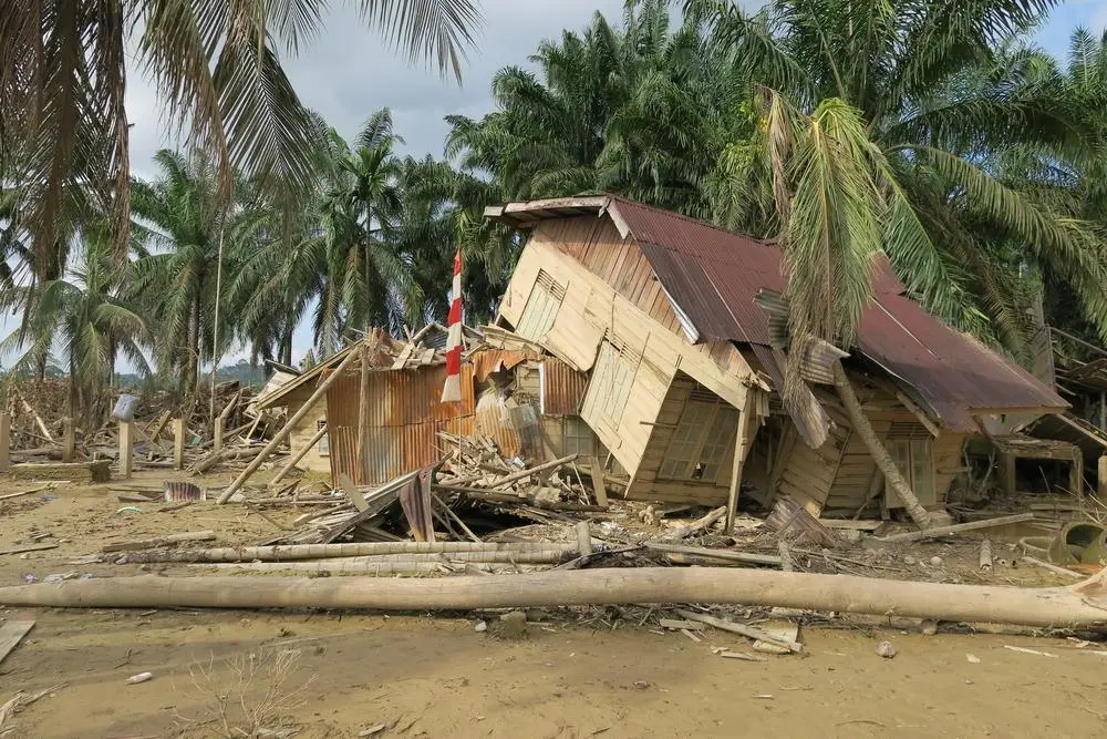 A damaged house swept away by the floods in a village in Aceh Tamiang district. © Sania Elizabeth/MSF