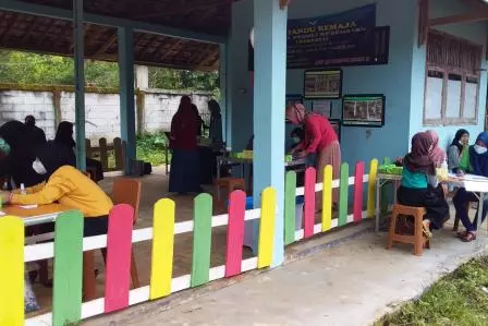 Bincang dengan Kepala Desa Tembong, Carita, Banten